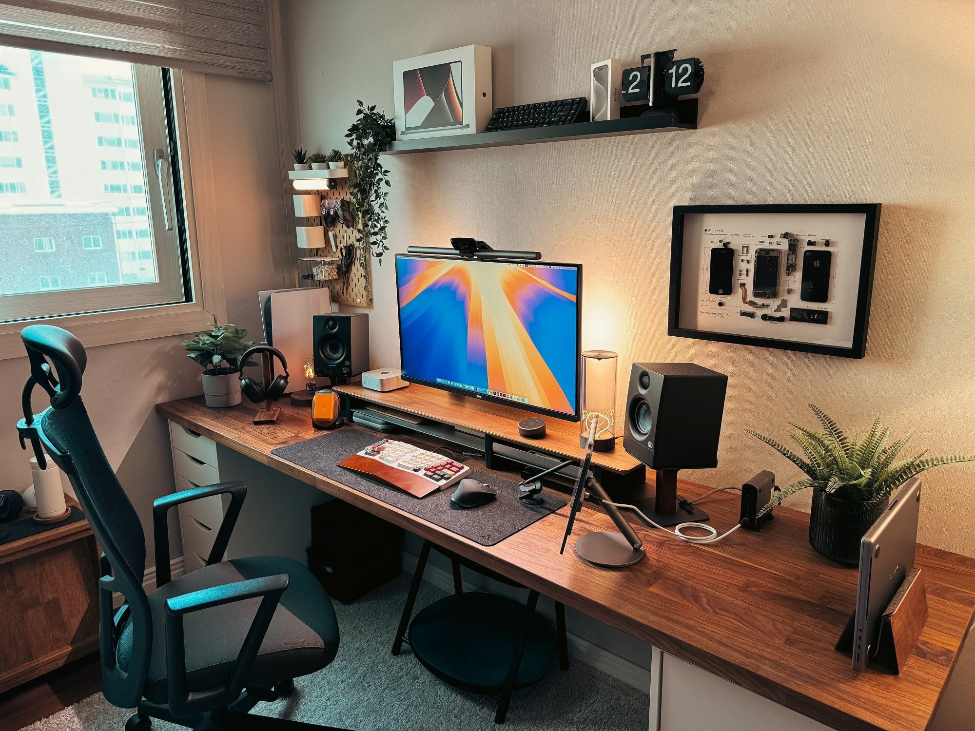 Art Teacher’s Walnut Workspace in South Korea